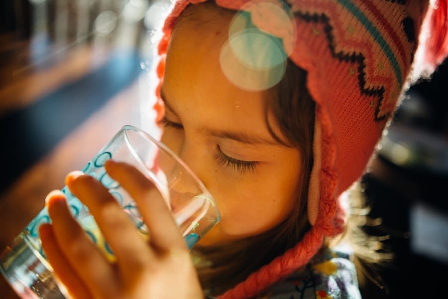 Niña bebiendo agua